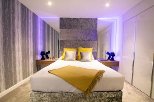 Bedroom RGBW LED highlights set to pastel mauve